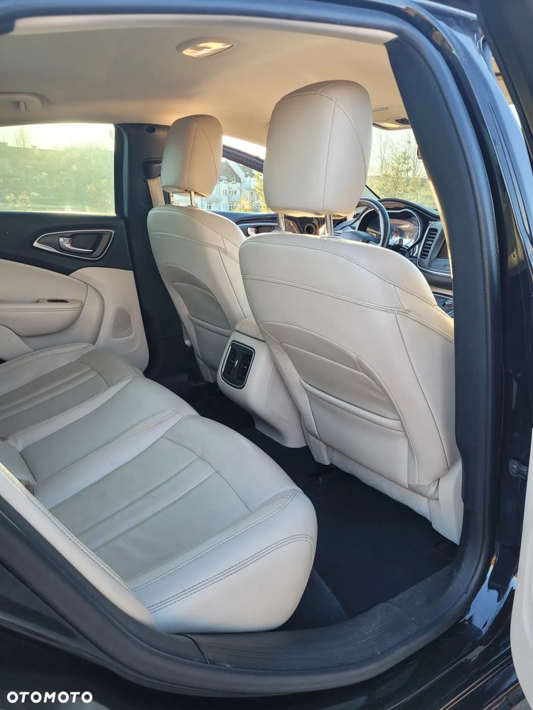 Chrysler 200 - 9