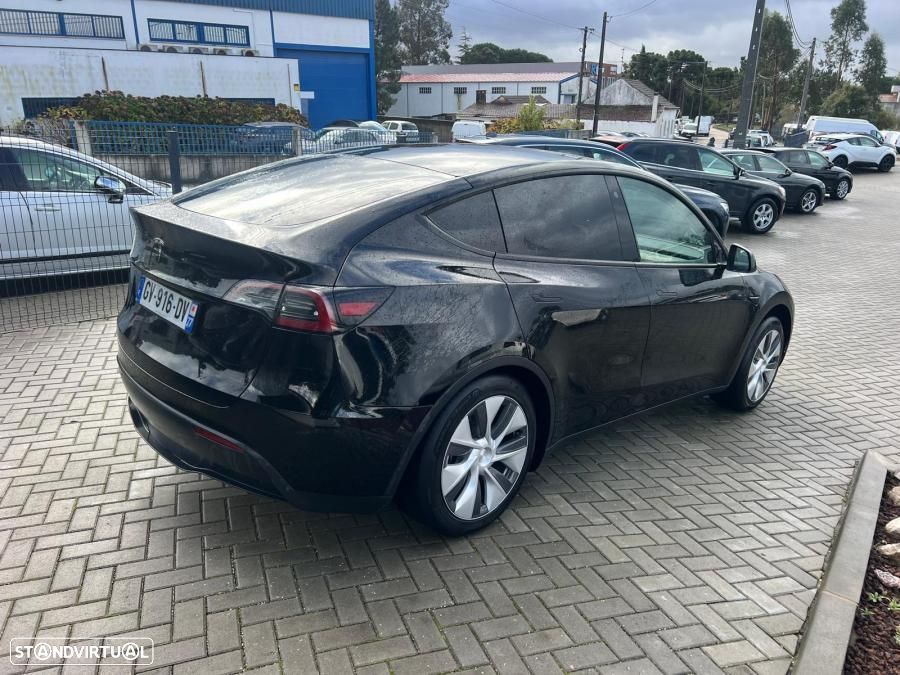 Tesla Model Y - 4