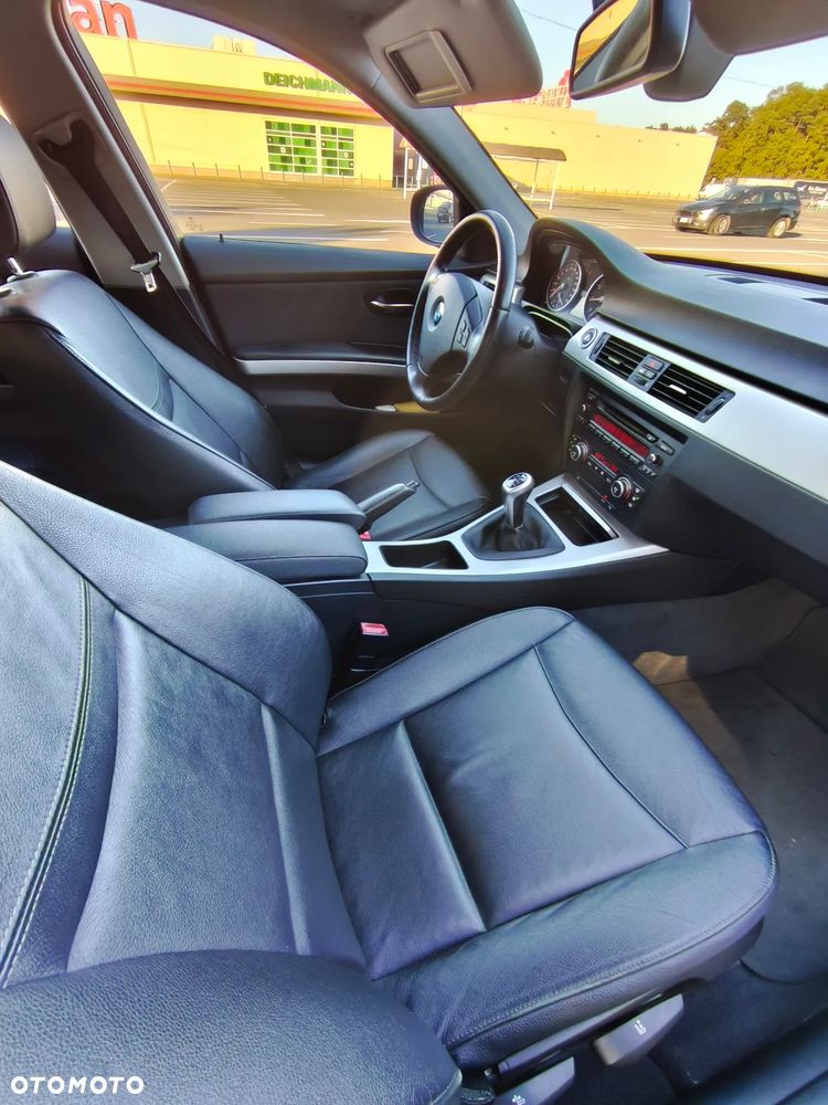 BMW Seria 3 320i Touring - 15