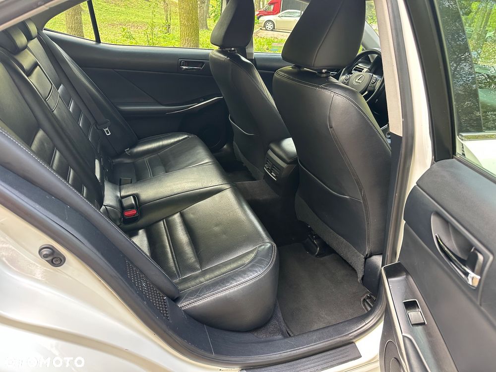 Lexus IS 300h Business - 9
