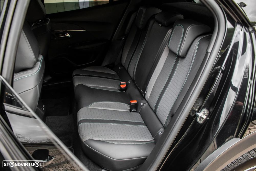 Peugeot 2008 1.2 PureTech Allure EAT8 - 26