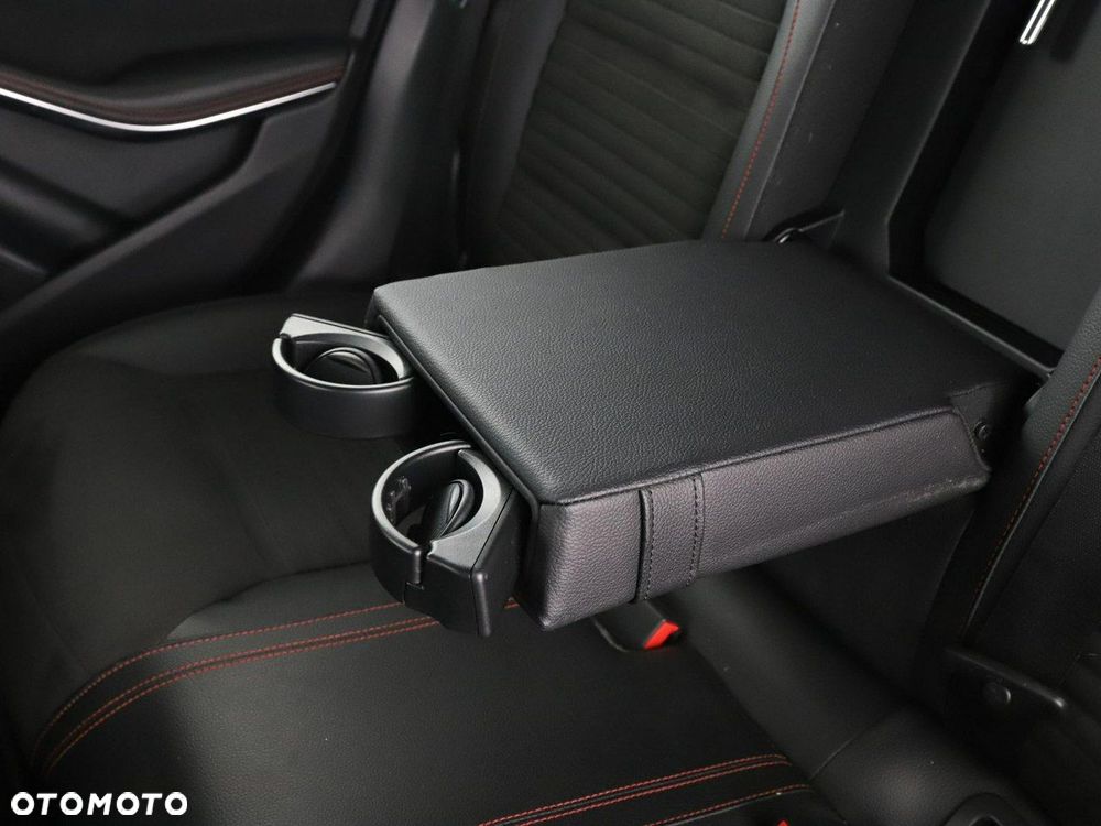 Mercedes-Benz GLA 180 AMG Line - 37