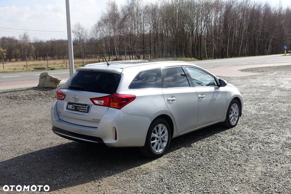 Toyota Auris 1.4 D-4D - 5