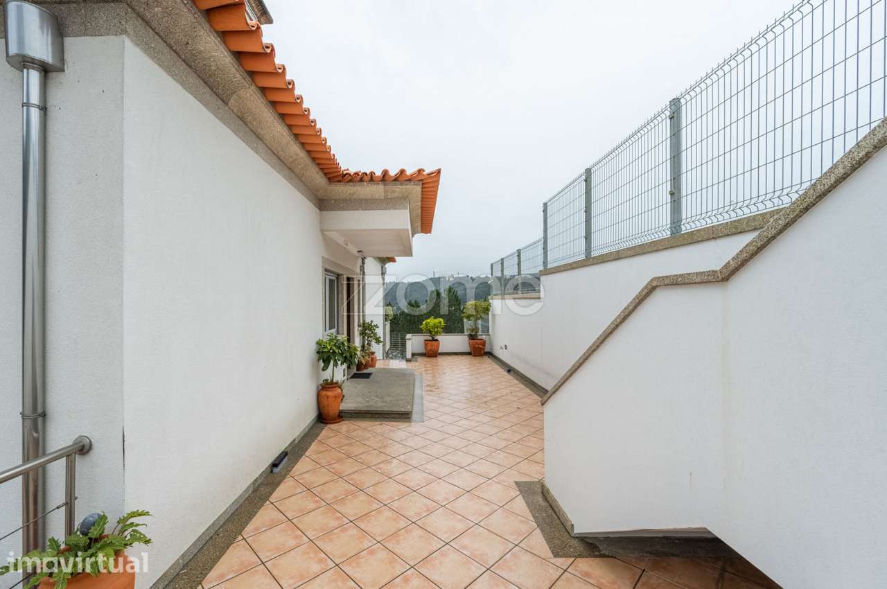 Moradia T3 c/Suítes e Piscina na Quinta das Luzes - Grande imagem: 4/43