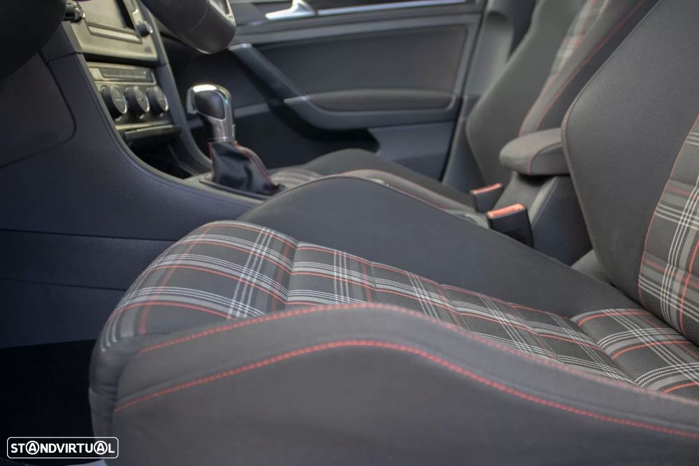 VW Golf 2.0 TSi GTi DSG - 36