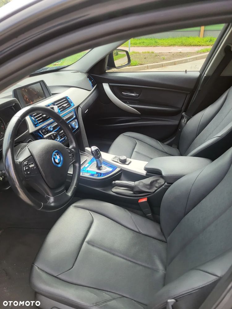 BMW Seria 3 320i - 13