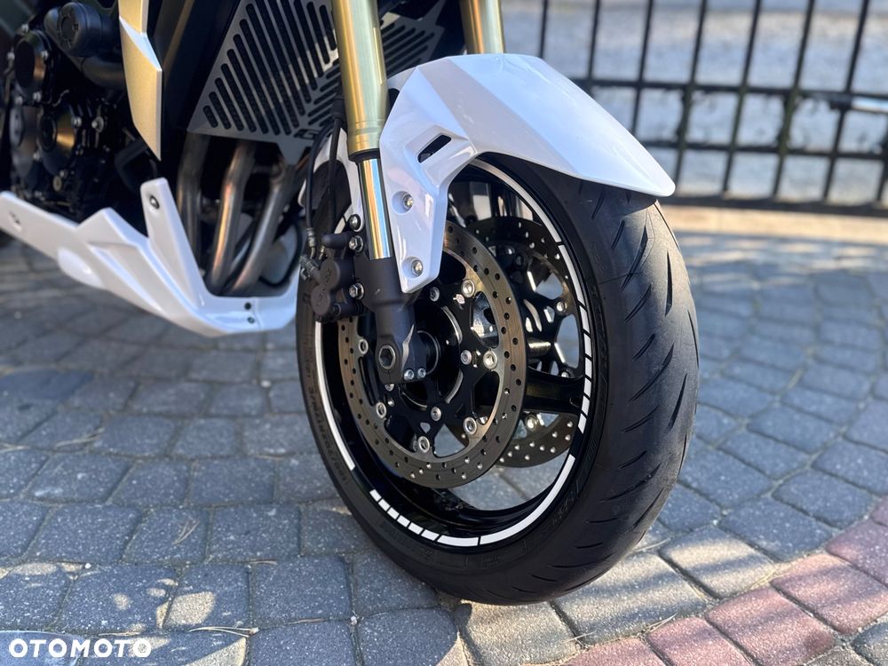 Suzuki GSR - 23