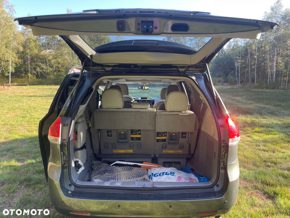 Toyota Sienna - 11