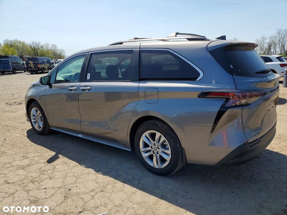 Toyota Sienna - 2