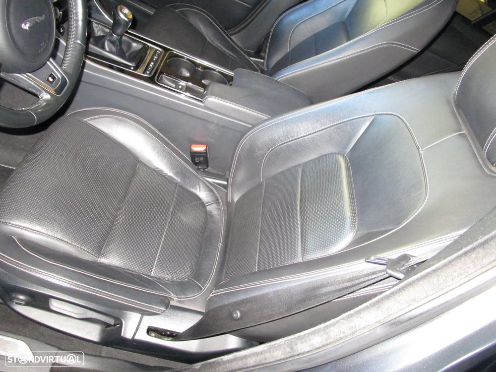 Jaguar XE 2.0 D R-Sport - 13