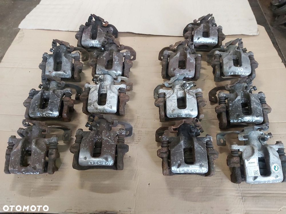 Toyota Auris I zacisk tył tylny jarzmo LEWY - 1