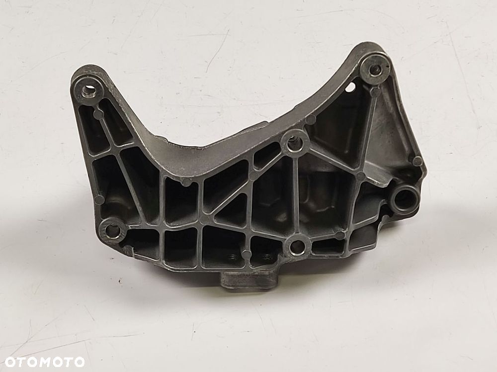 VOLVO XC40 2.0T T4 17-21r Łapa Mocowanie Alternatora - 5