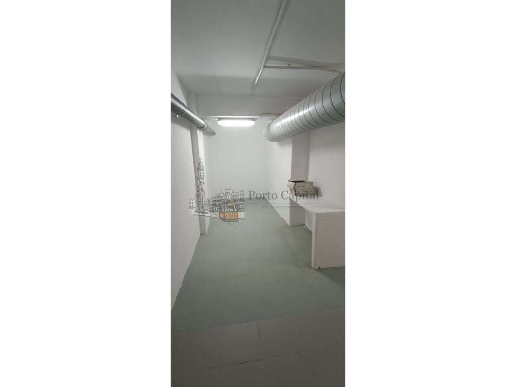 EXCELENTE LOJA NO CORAÇÃO DO PORTO, COM DUAS CASAS DE BANHO. 
- A ... - Grande imagem: 2/24