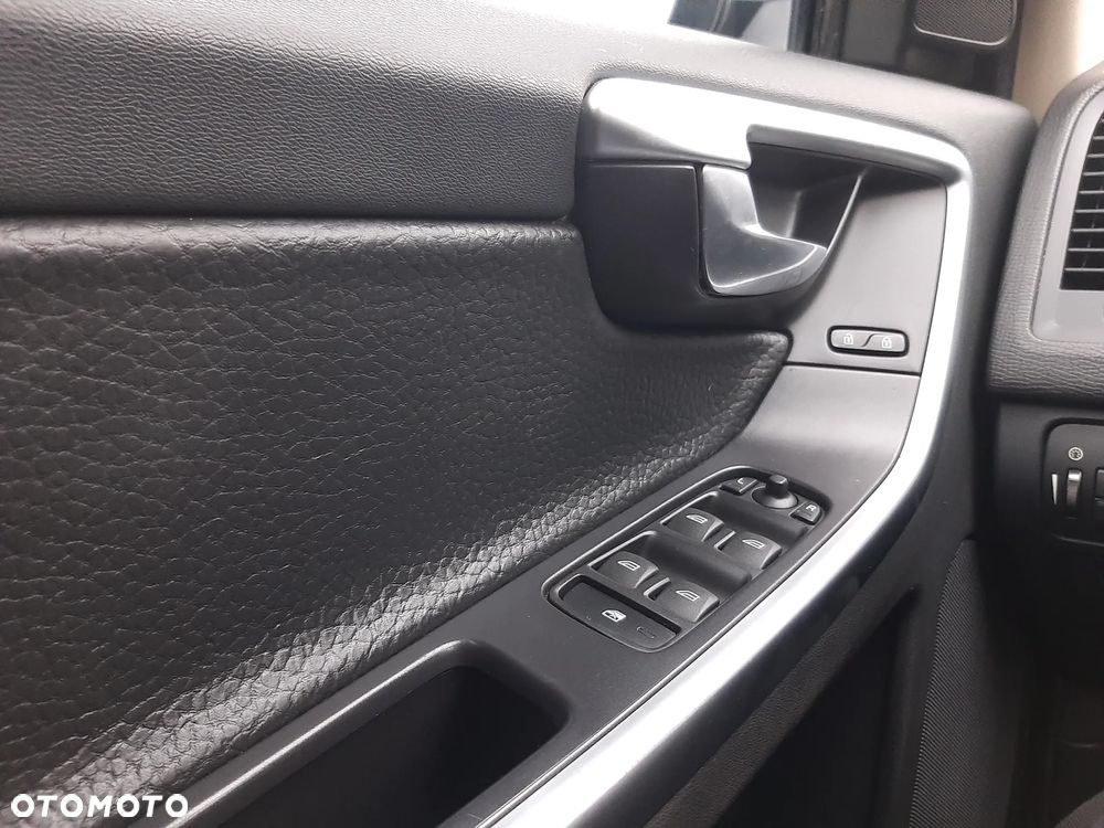 Volvo XC 60 D5 AWD Momentum - 19