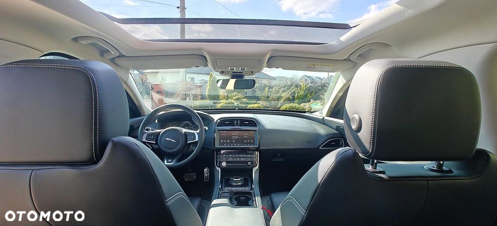 Jaguar XE 2.0 T R-Sport - 11