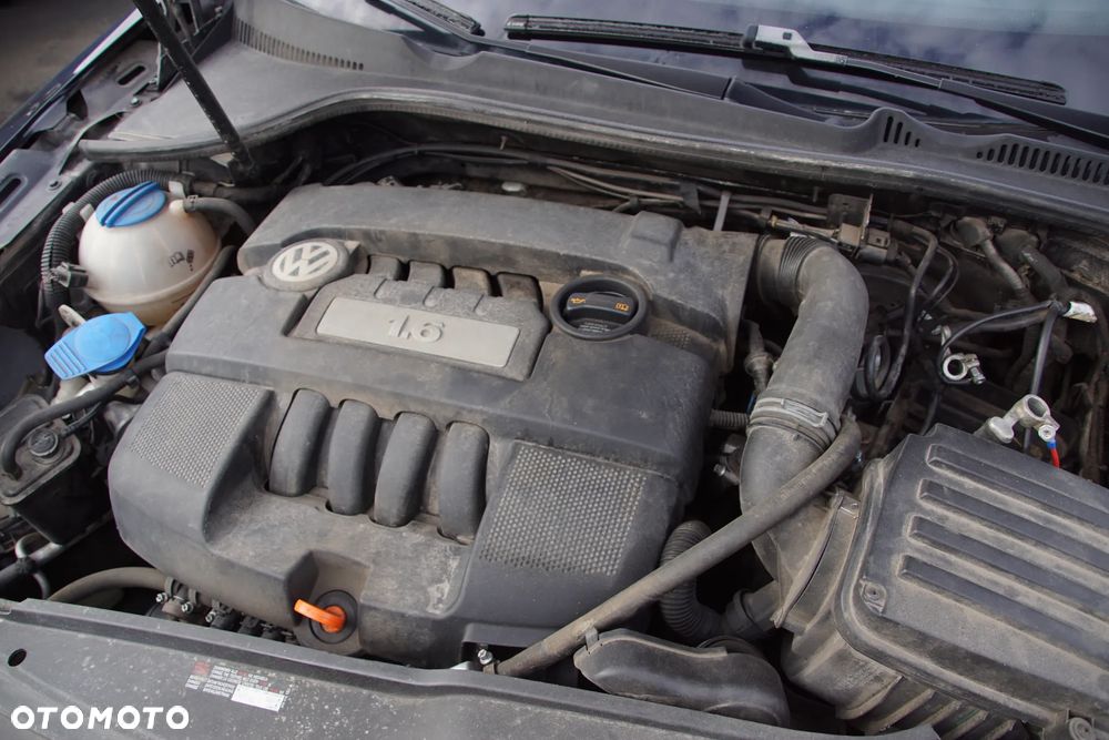 Auto na części - Volkswagen Golf V 1.6 MPI 102 KM BSE JHT LC9X 2008R Silnik Skrzynia Drzwi Zderzak Klapa Lampa Lusterko Klamka Szyba Deska Kokpit Sterownik Moduł Czujnik Licznik Panel Kierownica - 19