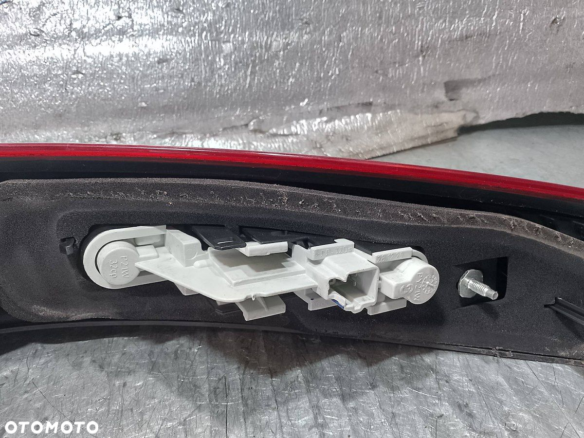 LAMPA TYLNA PRAWA VOLVO V50 30678748 KOMBI - 2