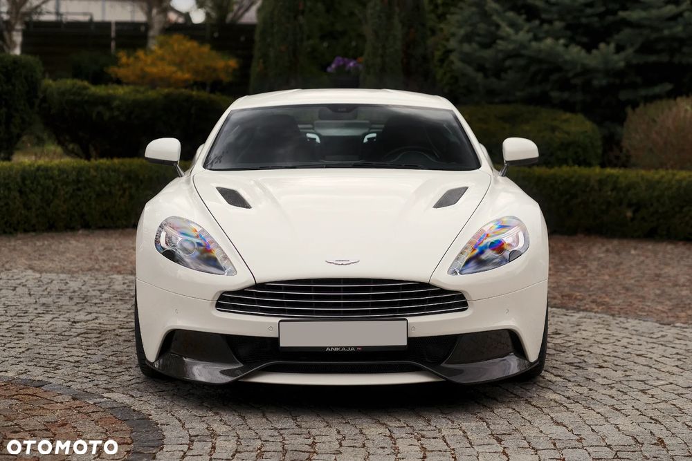 Aston Martin Vanquish - 5