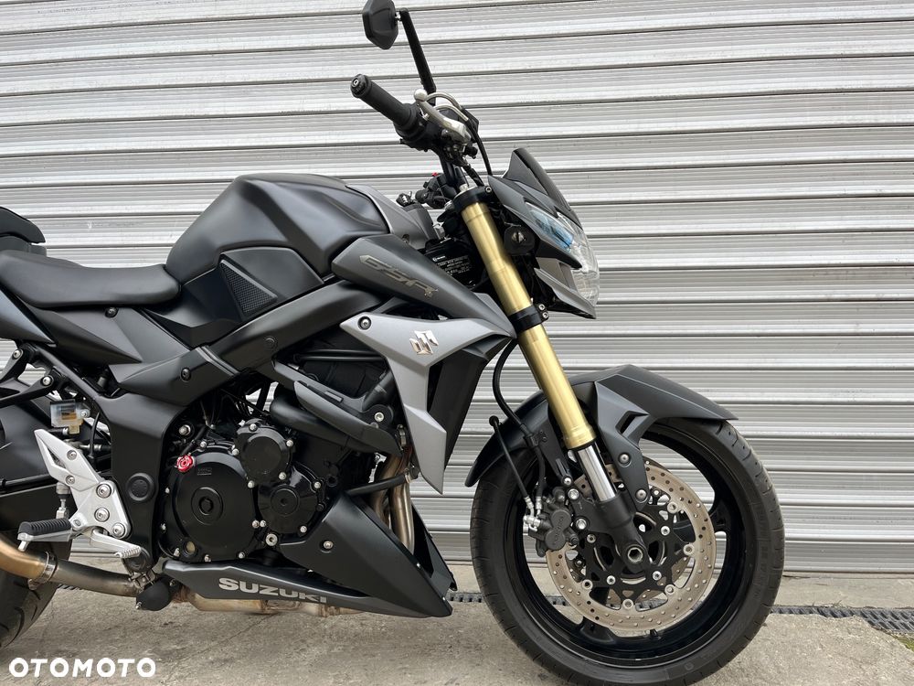 Suzuki GSR - 6