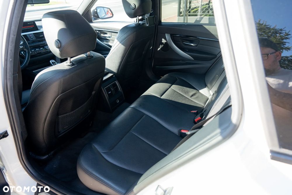 BMW Seria 3 320i xDrive Edition M Sport Shadow - 17