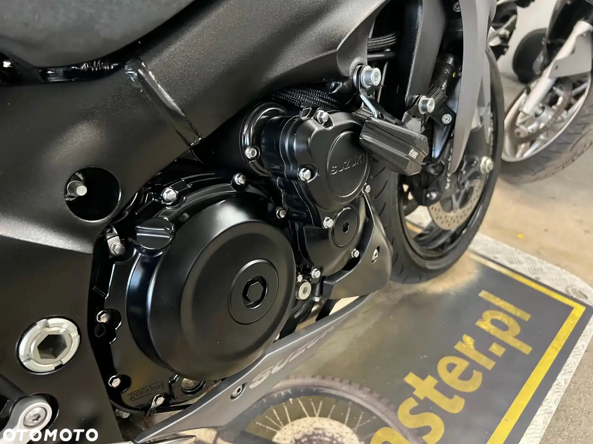 Suzuki GSX 1000 - 12