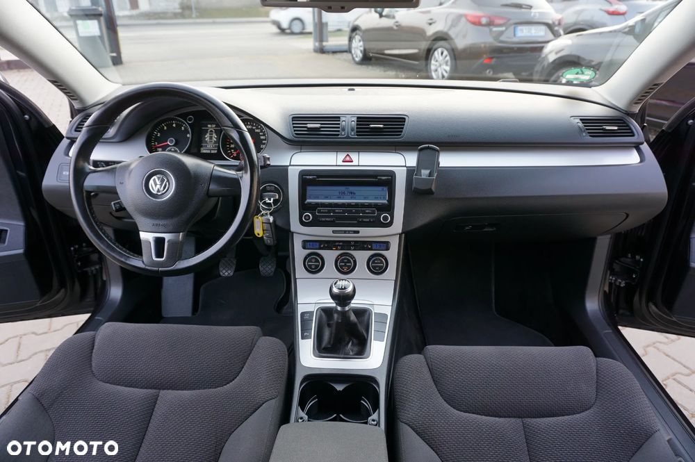 Volkswagen Passat 1.6 Comfortline Family - 31