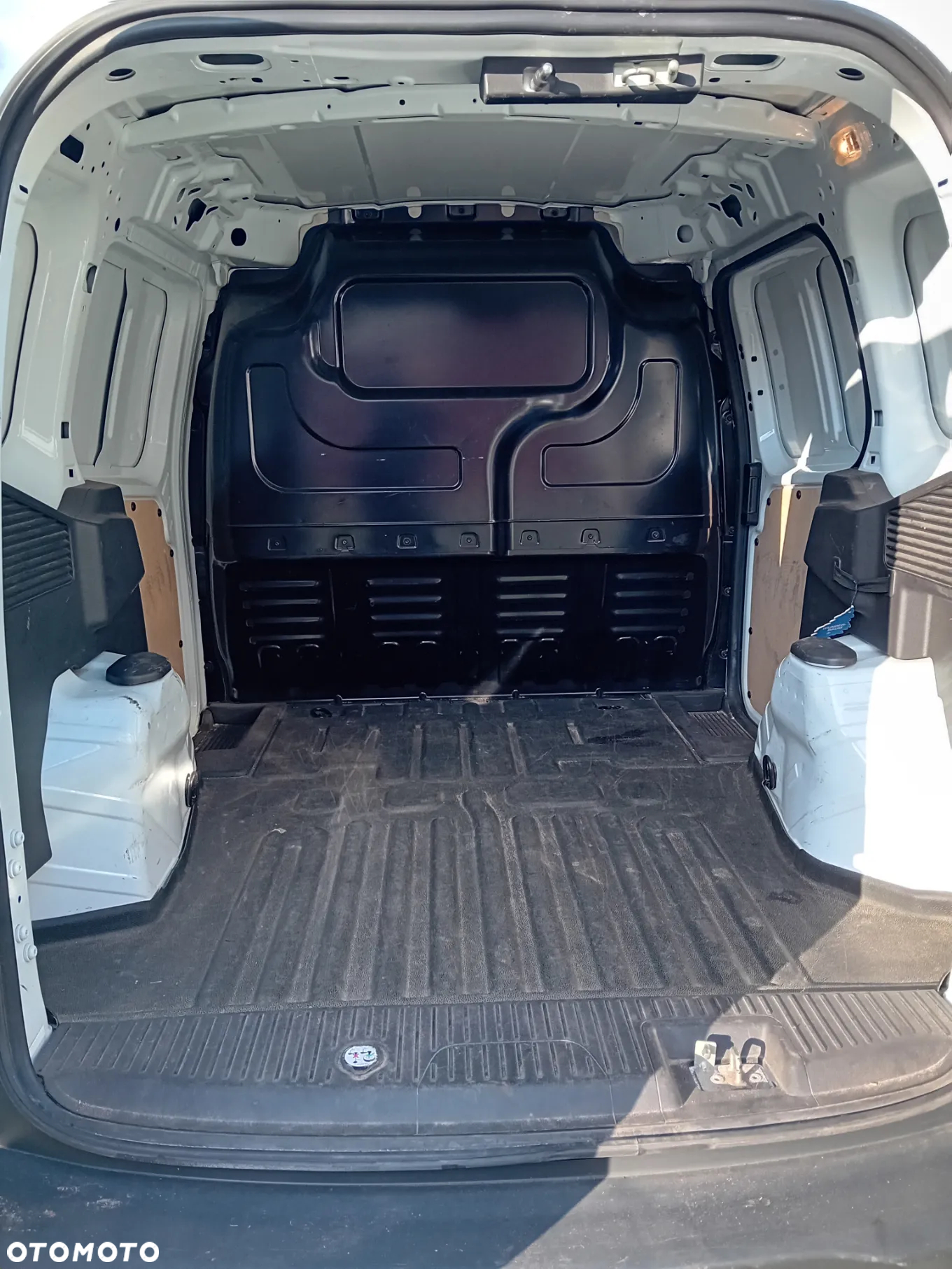 Ford Transit Courier - 14