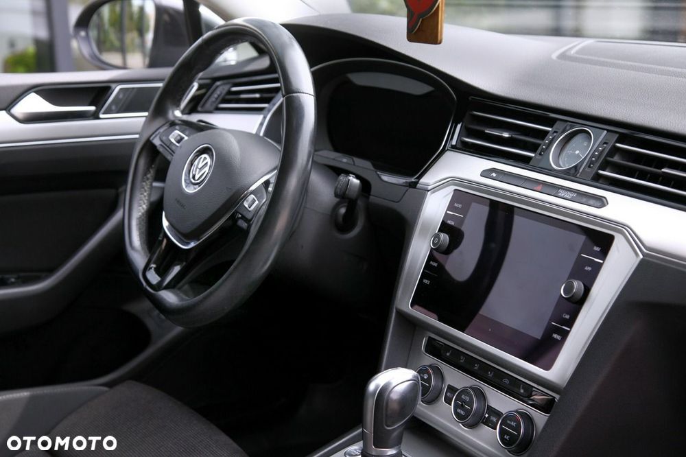 Volkswagen Passat - 12