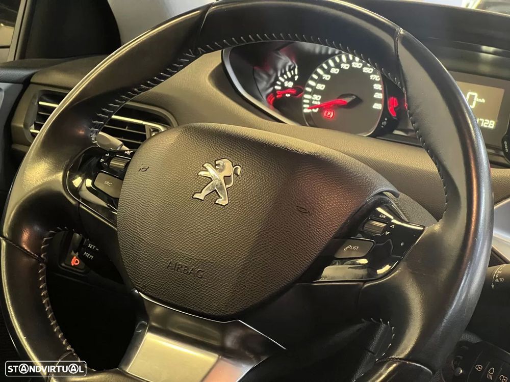 Peugeot 308 1.2 PureTech Style J17 - 16