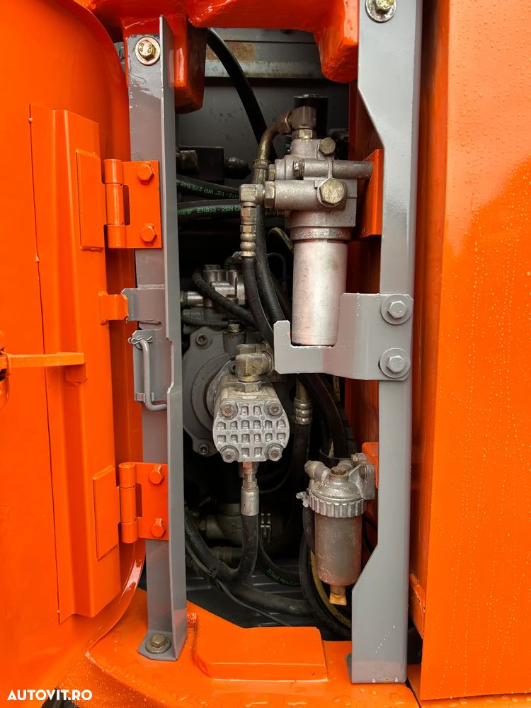 Hitachi ZX135US - 9