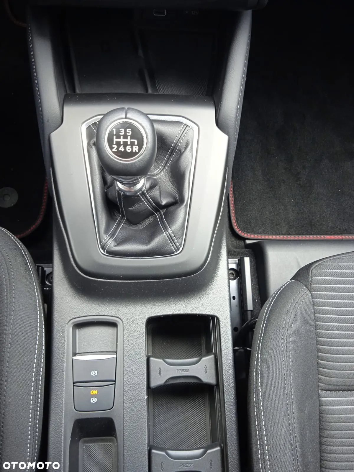 Ford Focus 1.0 EcoBoost Titanium X - 28