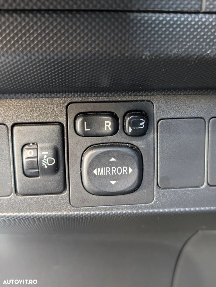 Toyota Auris 1.8 L VVT-i HSD Sol - 8