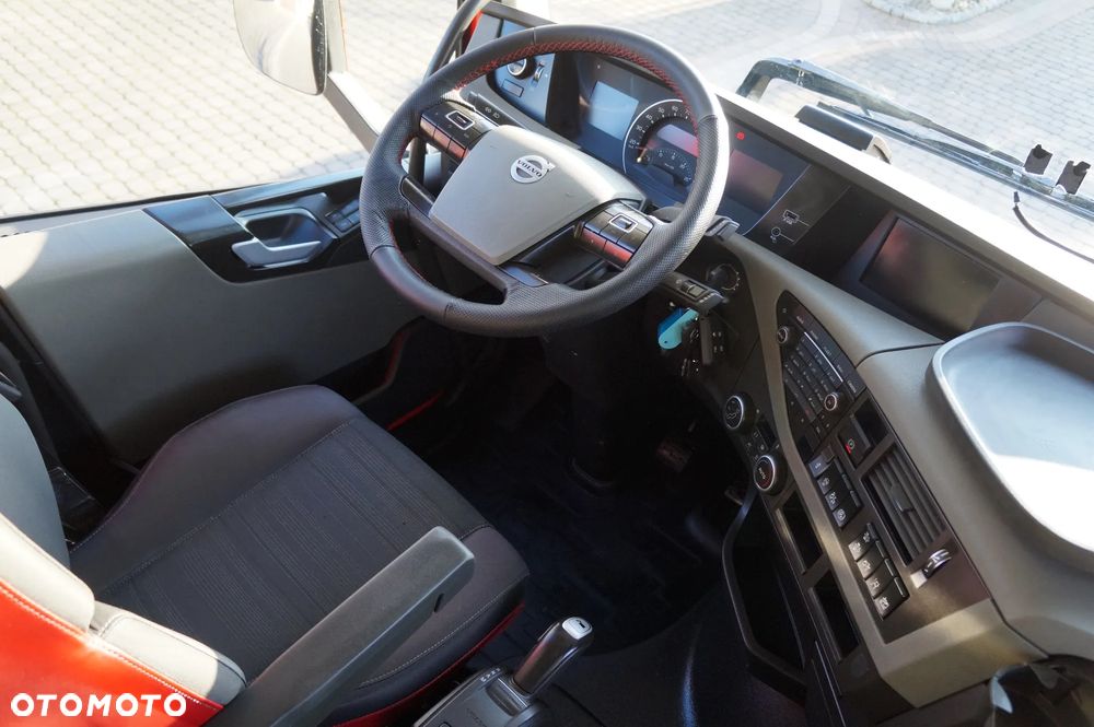 Volvo FH 4 EURO 6 GLOBETROTTER NISKI PRZEBIEG PEŁEN SERWIS - 17