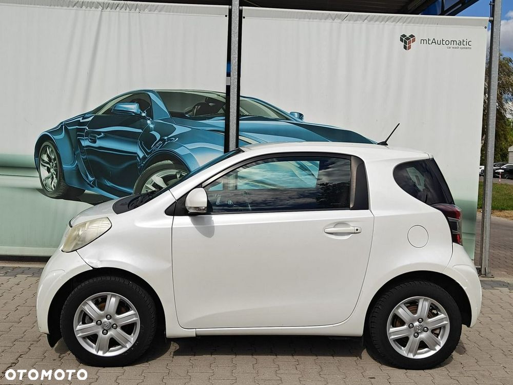 Toyota iQ - 8