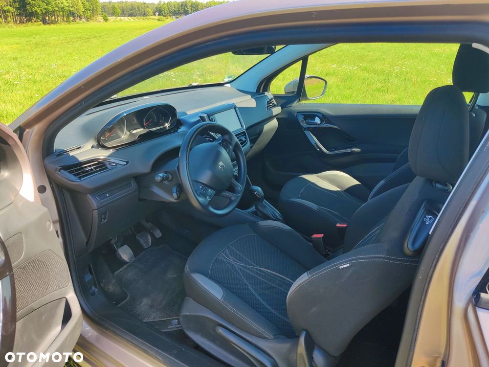 Peugeot 208 - 18