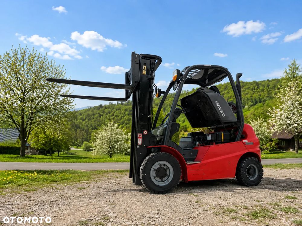Manitou MI25D Wózek Widłowy 2,5 tony. Posuw Hydrauliczny. Maszt triplex. Wolny skok! Wysokość Podnoszenia 5 metrów. Jak nowy z Salonu. Pochodzi z Norweskiego Gospodarstwa! Aktualne przeglądy DEKRA i serwisy! Opony jak Nowe. Silnik Yanmar. Małe gabarety bardzo zwrotna maszyna! Zero luzów wycieków i zniszczeń. OKAZJA. Pełny ORYGINAŁ! Rok Prod. 2014. Niski przebieg 3300mtg - 8