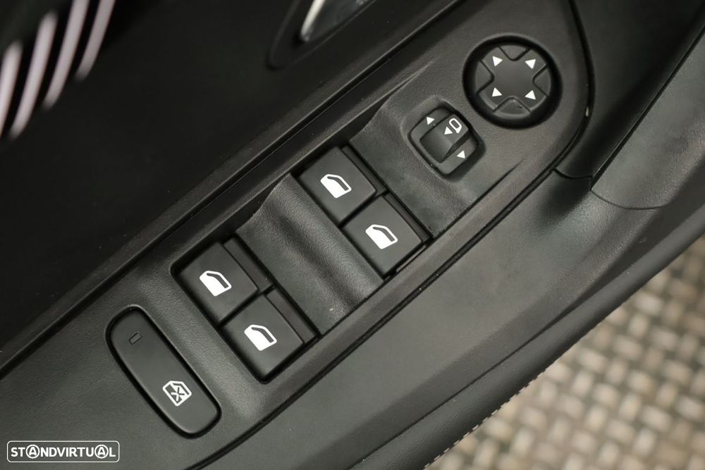 Peugeot e-2008 54 kWh Allure - 19