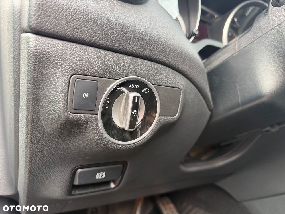 Mercedes-Benz GLA 180 7G-DCT UrbanStyle Edition - 24