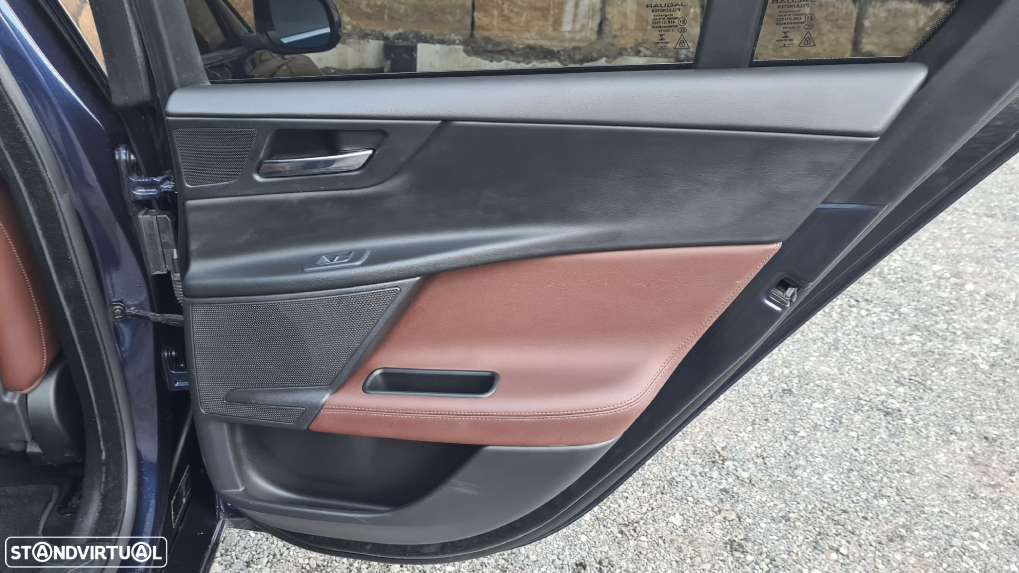 Jaguar XE 2.0 D Prestige - 37