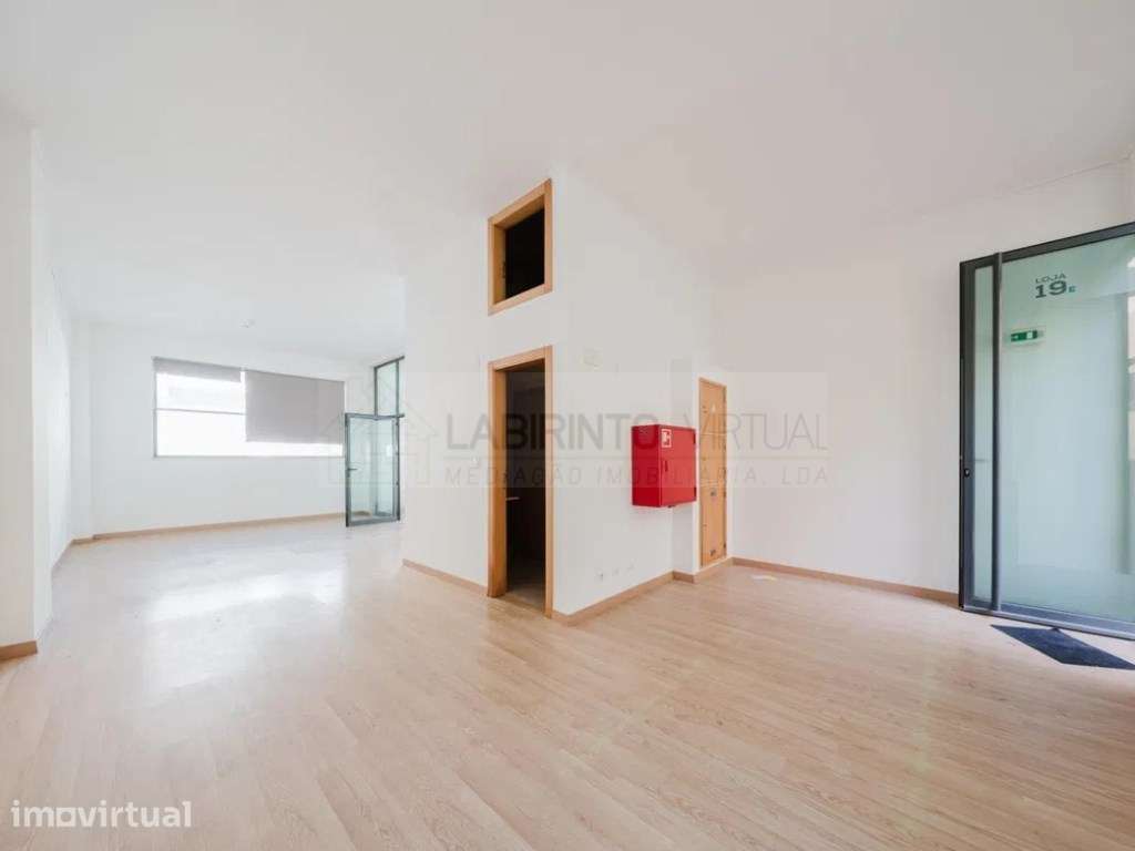 Vende-se Loja em Santo António dos Cavaleiros - Loures - Grande imagem: 2/12