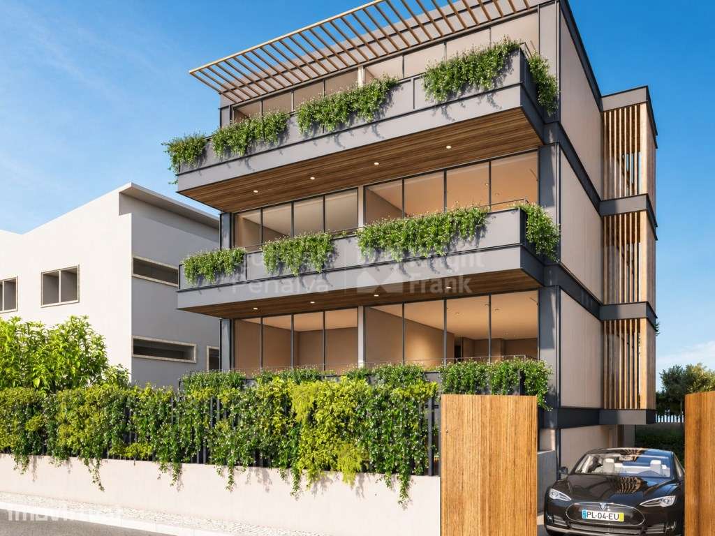 Apartamento T3 com estacionamento na Azarujinha, São João do Estoril