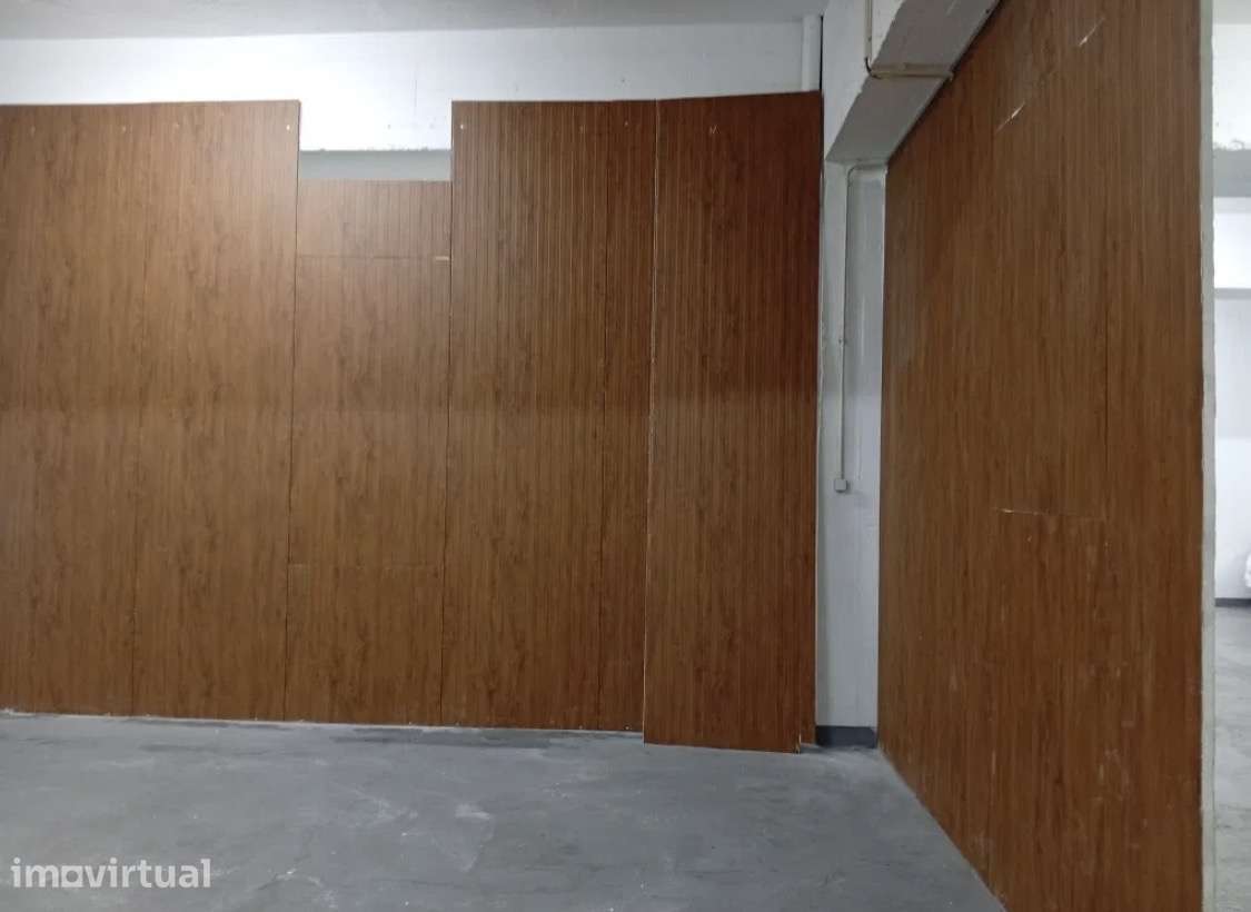 Armazém 110 M2 em Sacavém 1200€ - Grande imagem: 2/4