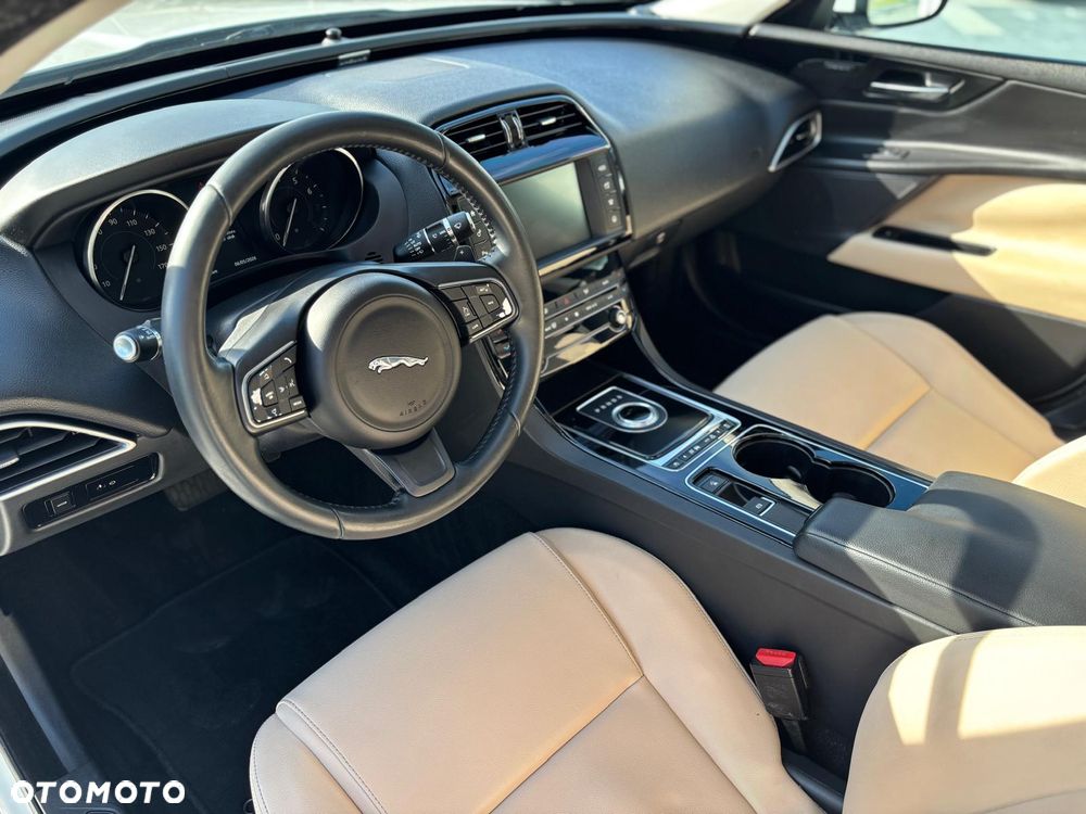 Jaguar XE 25t Prestige - 17