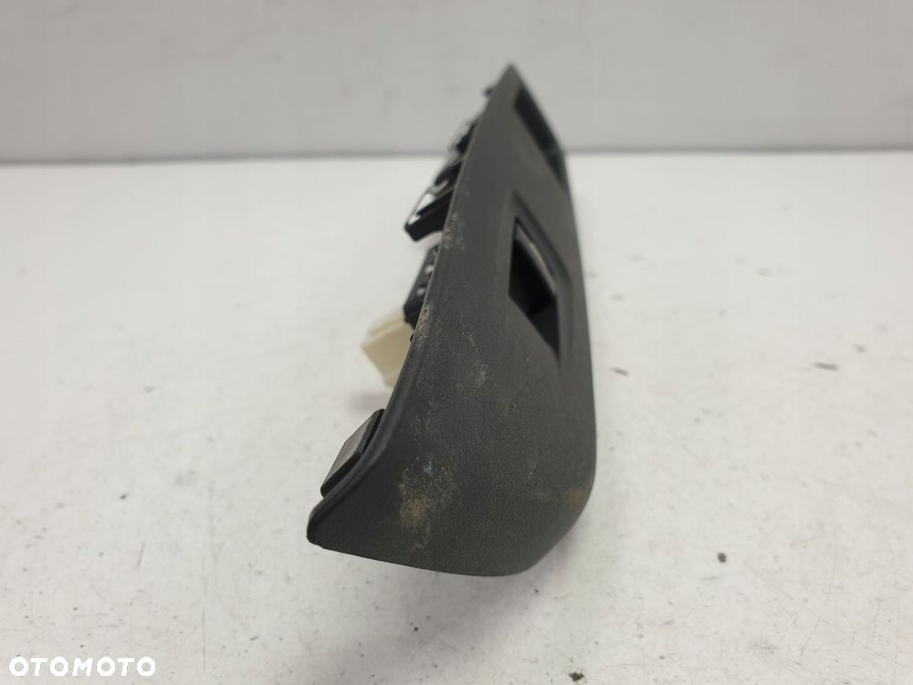 PRZEŁĄCZNIK SZYB Opel Corsa F prawy przód 39176129 - 2