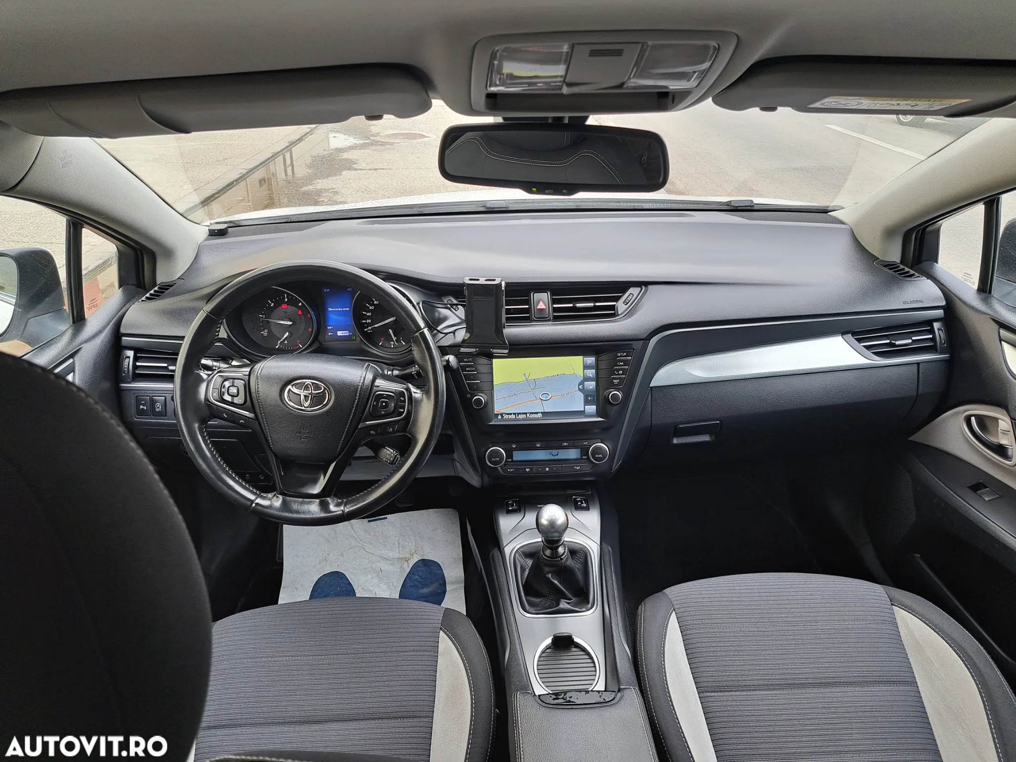 Toyota Avensis 2.0 D-4D Executive - 10