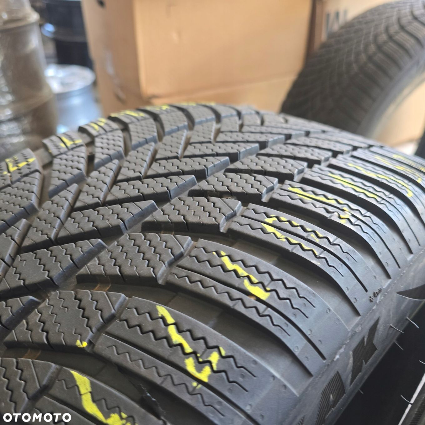BRIDGESTONE BLIZZAK LM005 255/50R19 103T 235/55R19 101T 4X - 2