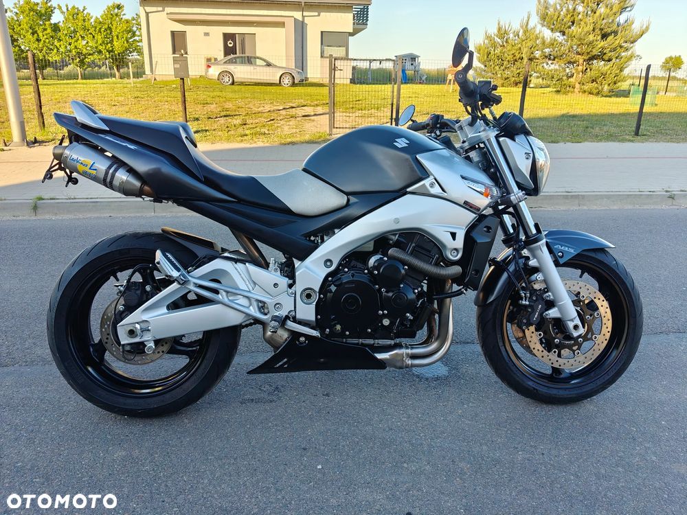 Suzuki GSR - 11