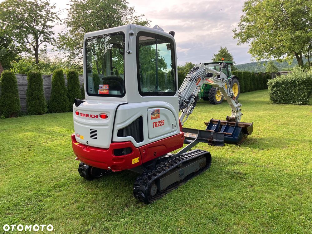 Takeuchi TB225 - 3