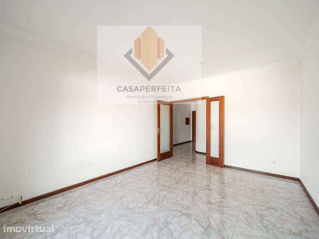 Fabuloso Apartamento T2 com Varanda e Box - Olival - Grande imagem: 4/25