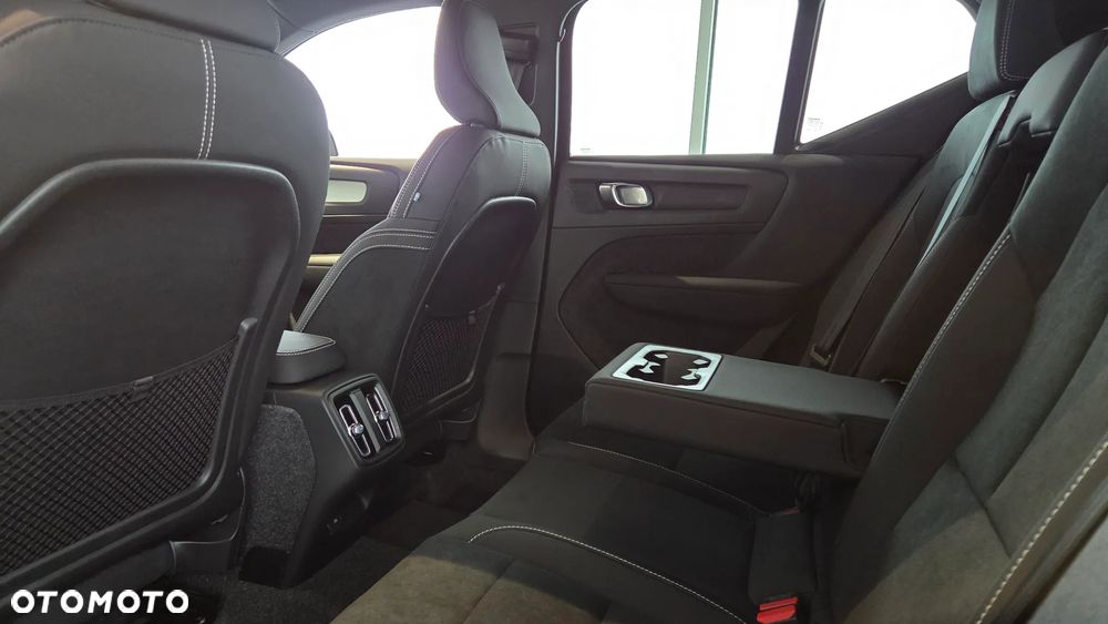 Volvo XC 40 B4 Plus Black Edition - 9